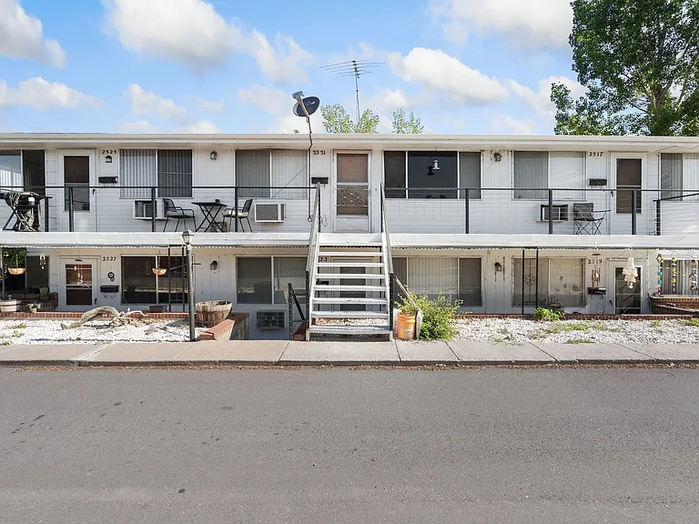 2517 N Garfield Ave — Photo 2
