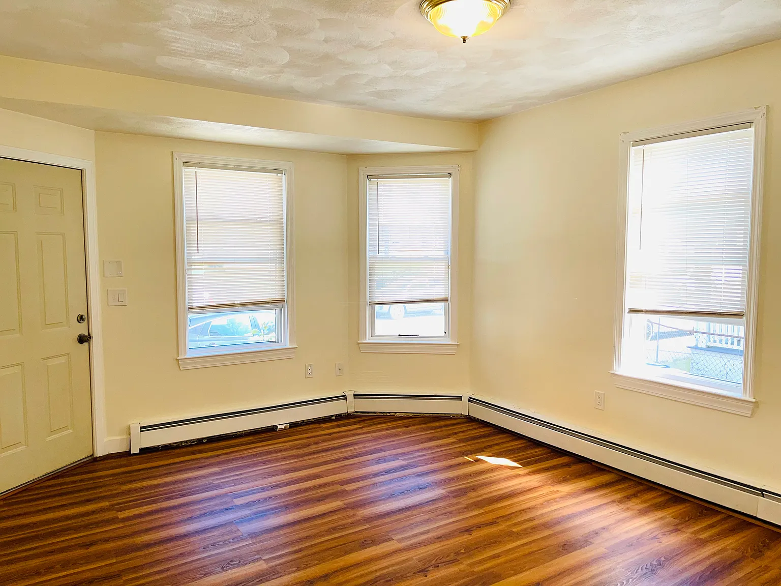 137 W Selden St — Photo 4