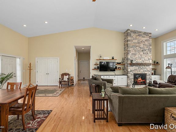 5th image of 3031 Thorncrest Dr SE