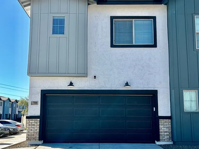 7508 S 75th Dr — Photo 2