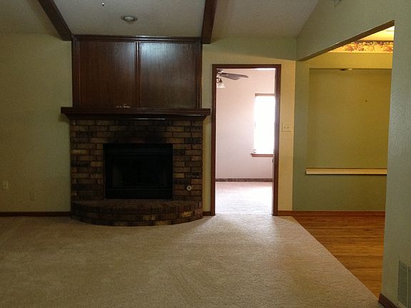 Living area, as you come in