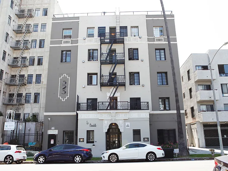 La Chandelle Apts...Charming building...Renovated Apartments Available...Hardwood Floors! — Photo 3