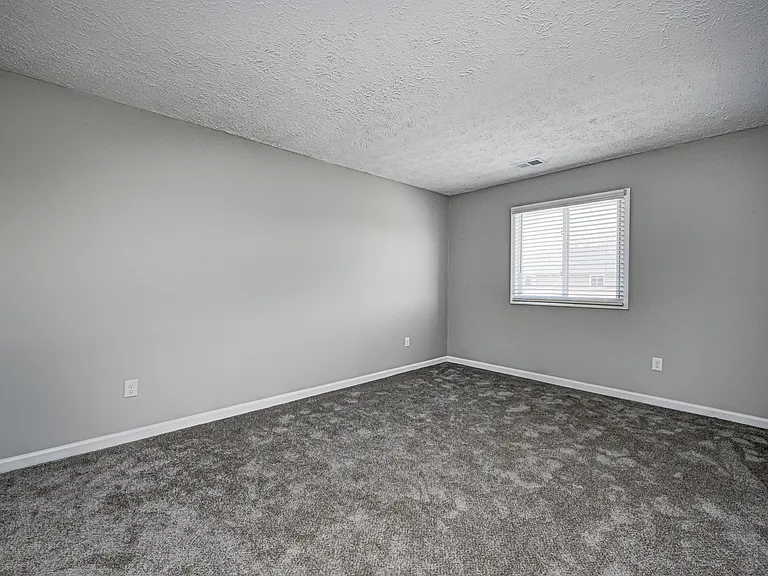 Ivy Knoll Apartments — Photo 40