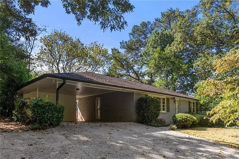 4 bed, 2.0 bath, 2343 sqft, $3,000 — Photo 2