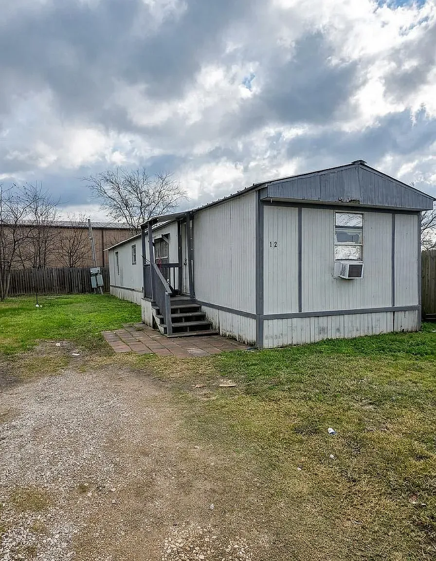 2 bed, 1000 sqft, $895 — Photo 1