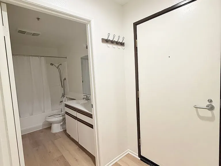 400 Westmoreland Apartments - Modern, approachable, city-living vibe — Photo 12