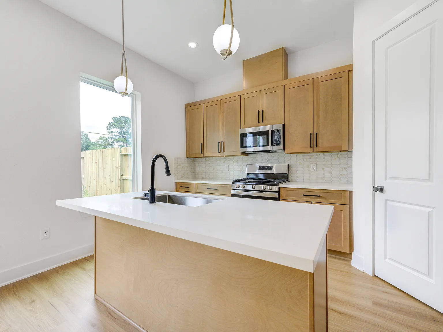 3 bed, 2220 sqft, $2,550 — Photo 4