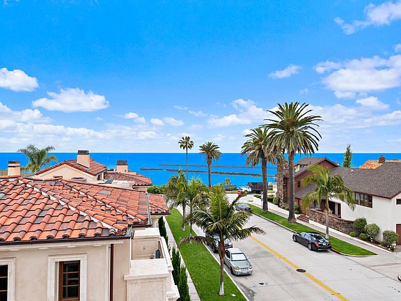 212 Marguerite is a gorgeous, ocean view beach home, perfectly located - walkable to nearby beaches and to shops and restaurants in the Corona del Mar village.