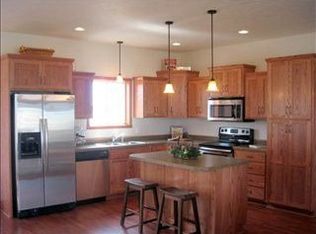 1204 SE 32nd Ave, Minot, ND 58701