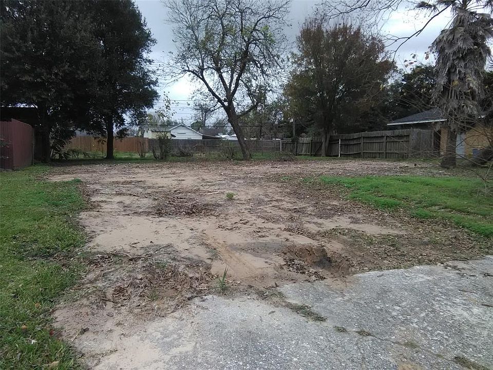 1st image of 2209 E Martha Ln