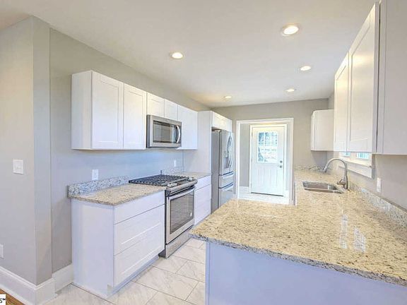 3rd image of 111 Hawthorne Ln