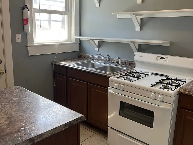 190 Hawthorne St — Photo 3