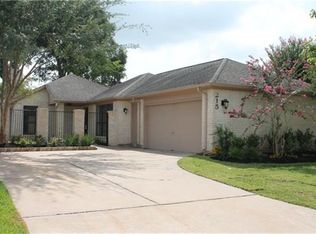 215 Essex Pl, Stafford, TX 77477