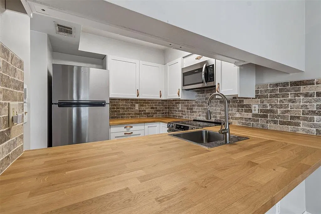 3 bed, 2.5 bath, 1368 sqft, $1,795 — Photo 3