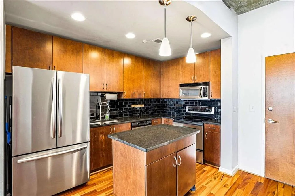 1 bed, 1.0 bath, 678 sqft, $1,850 — Photo 2