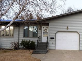 837 1st St N, Carrington, ND 58421