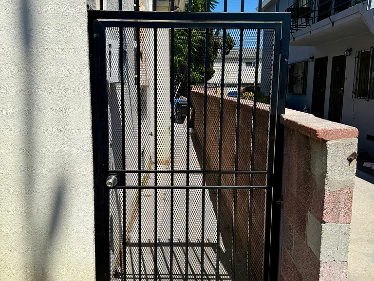 8930 S Vermont Ave — Photo 35