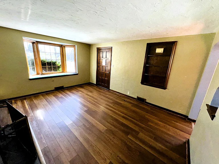 915 Perry Hwy — Photo 24