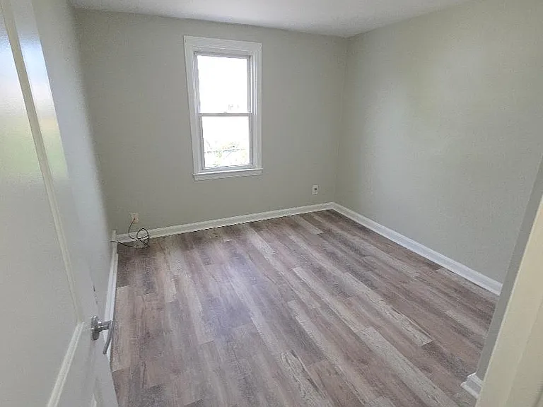 1206 Lawrence Ave — Photo 5