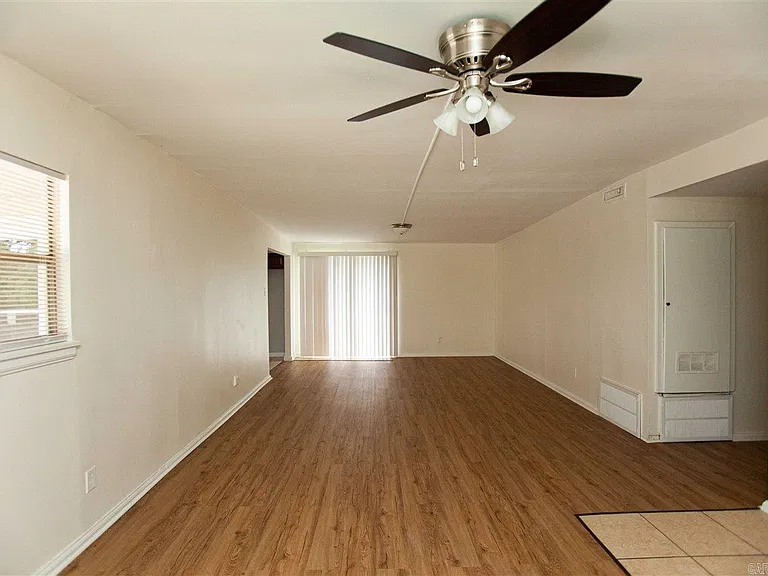 2724 Longcoy St — Photo 4