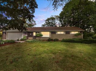 880 Hi Ridge Ave, Waukesha, WI 53186