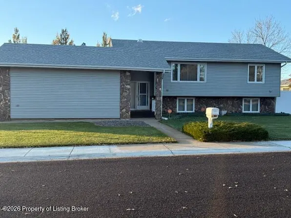 903 12th Ave E, Dickinson, ND 58601