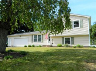 10 White Oak Ln, Fairport, NY 14450