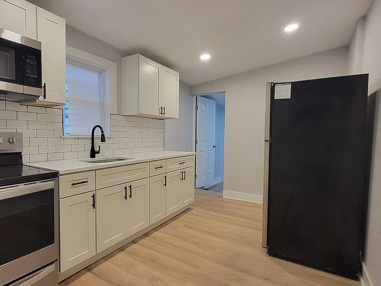 1504 McHenry St — Photo 1
