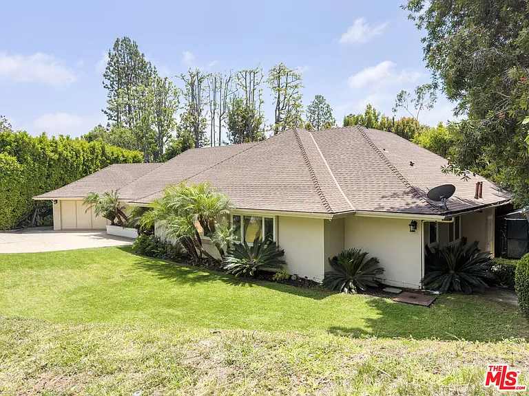 1094 Garden Ln — Photo 5