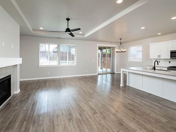 4th image of 1076 NE Henry Dr