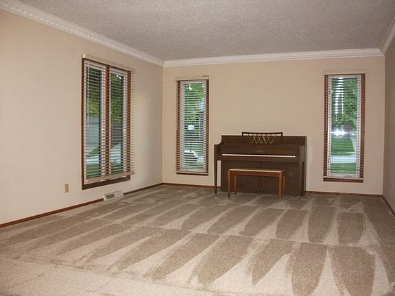 4th image of 4523 Bunker Hill Dr