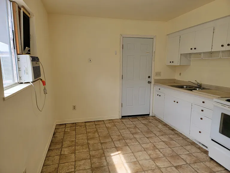 1752 S 440 W — Photo 22