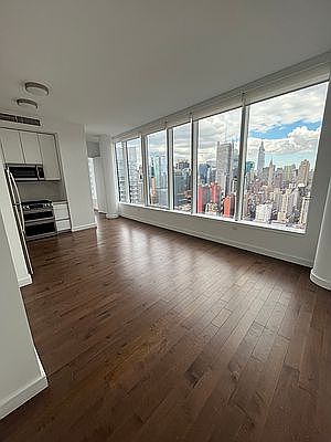 1st image of 515 W 36th St Penthouse 3A