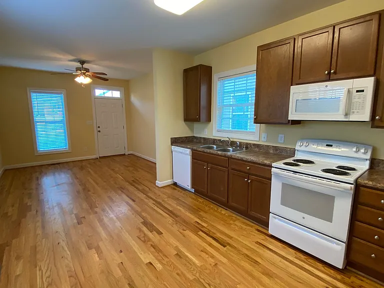 3925 Lexington Dr — Photo 16