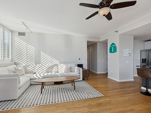 3rd image of 1515 S Prairie Ave Unit 706
