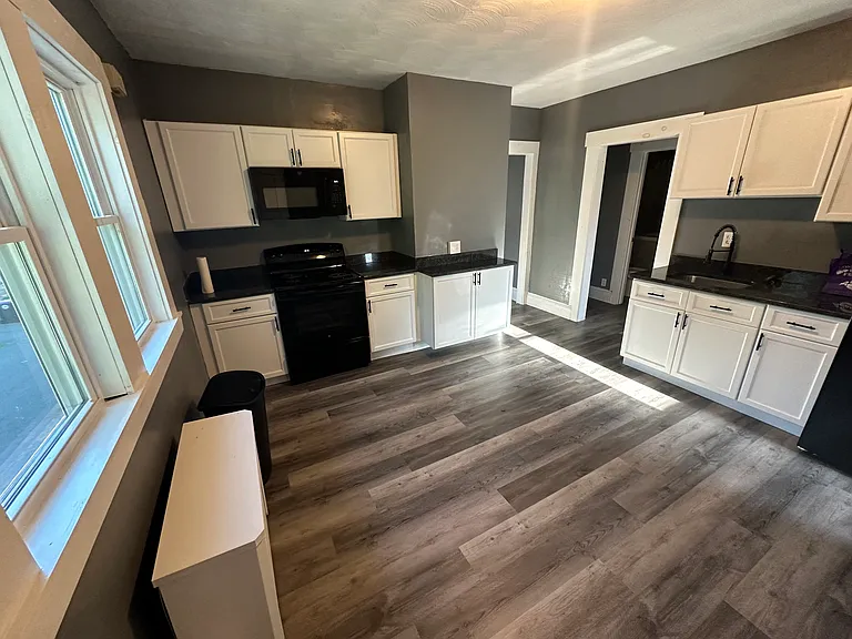 30-32 Sydney Ave — Photo 6