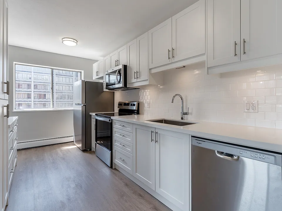 160 Hughson St S