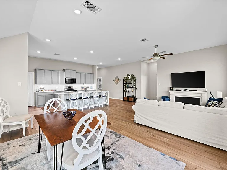 14206 Hawley Village Way — Photo 9