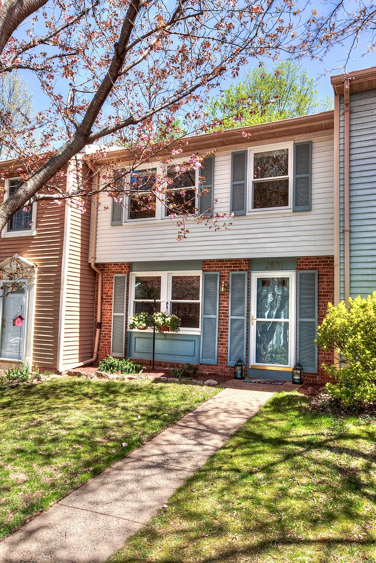 2831 Raymond Ct photo 1