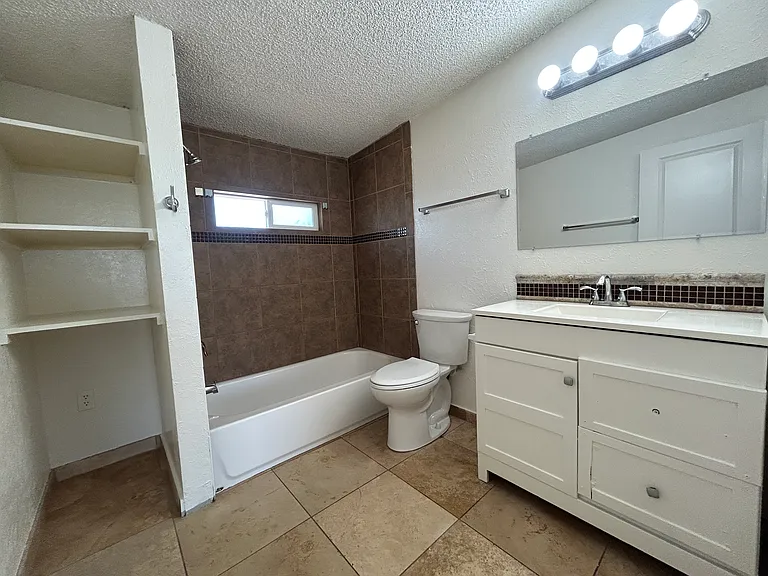6 bed, 3.0 bath, 2269 sqft, $2,495 — Photo 27