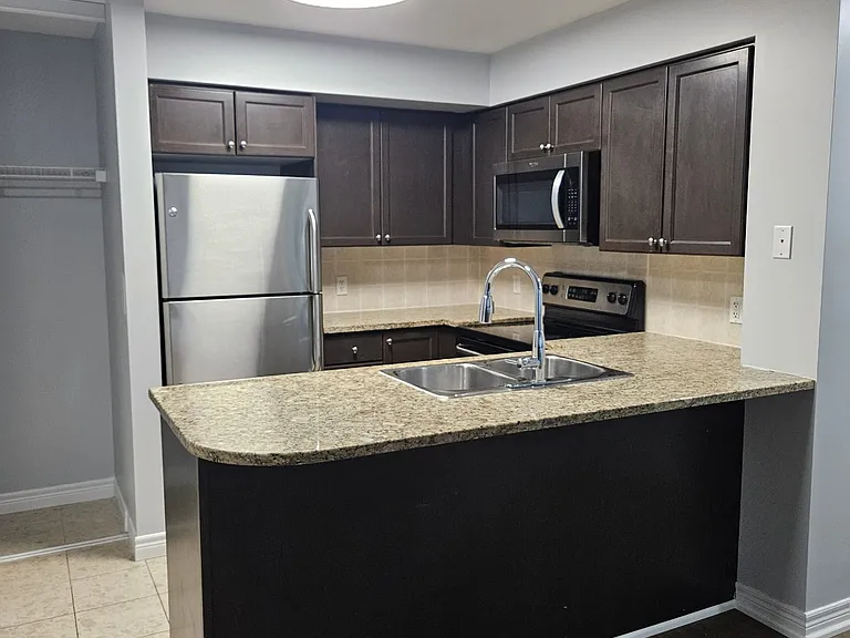 30 Grand Trunk Cres #615 — Photo 3