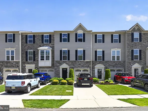 31 Village Green Ln, Sicklerville, NJ 08081
