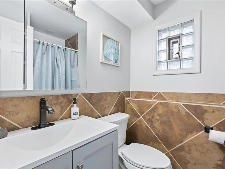 33W067 Bonnie St — Photo 16