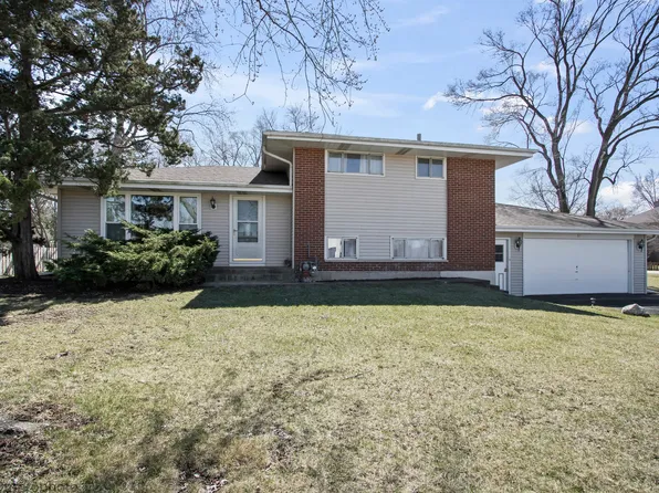 61 Miller Rd, Lake Zurich, IL 60047