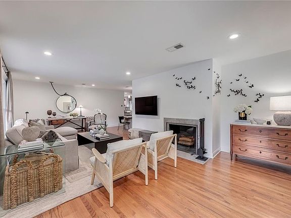 4th image of 2304 Greenlee Dr