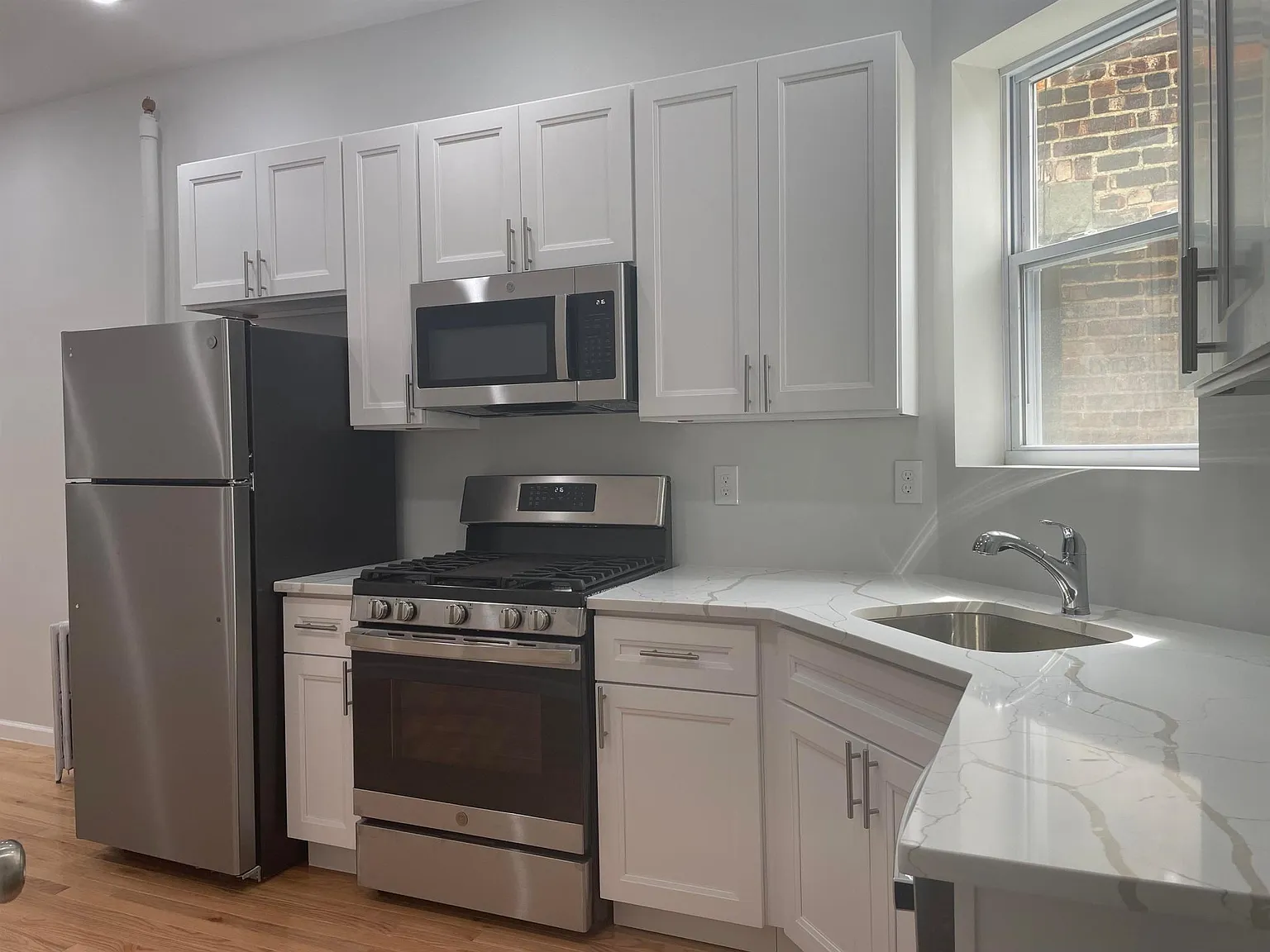 2 bed, 700 sqft, $2,400 — Photo 2