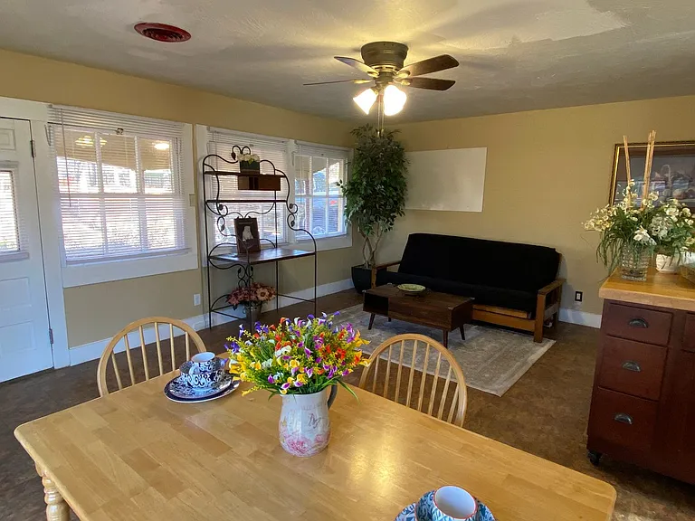 2902 E Grand St — Photo 16