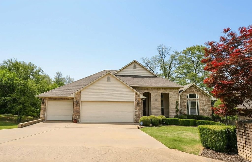 2710 Parkway Ln - Property Image