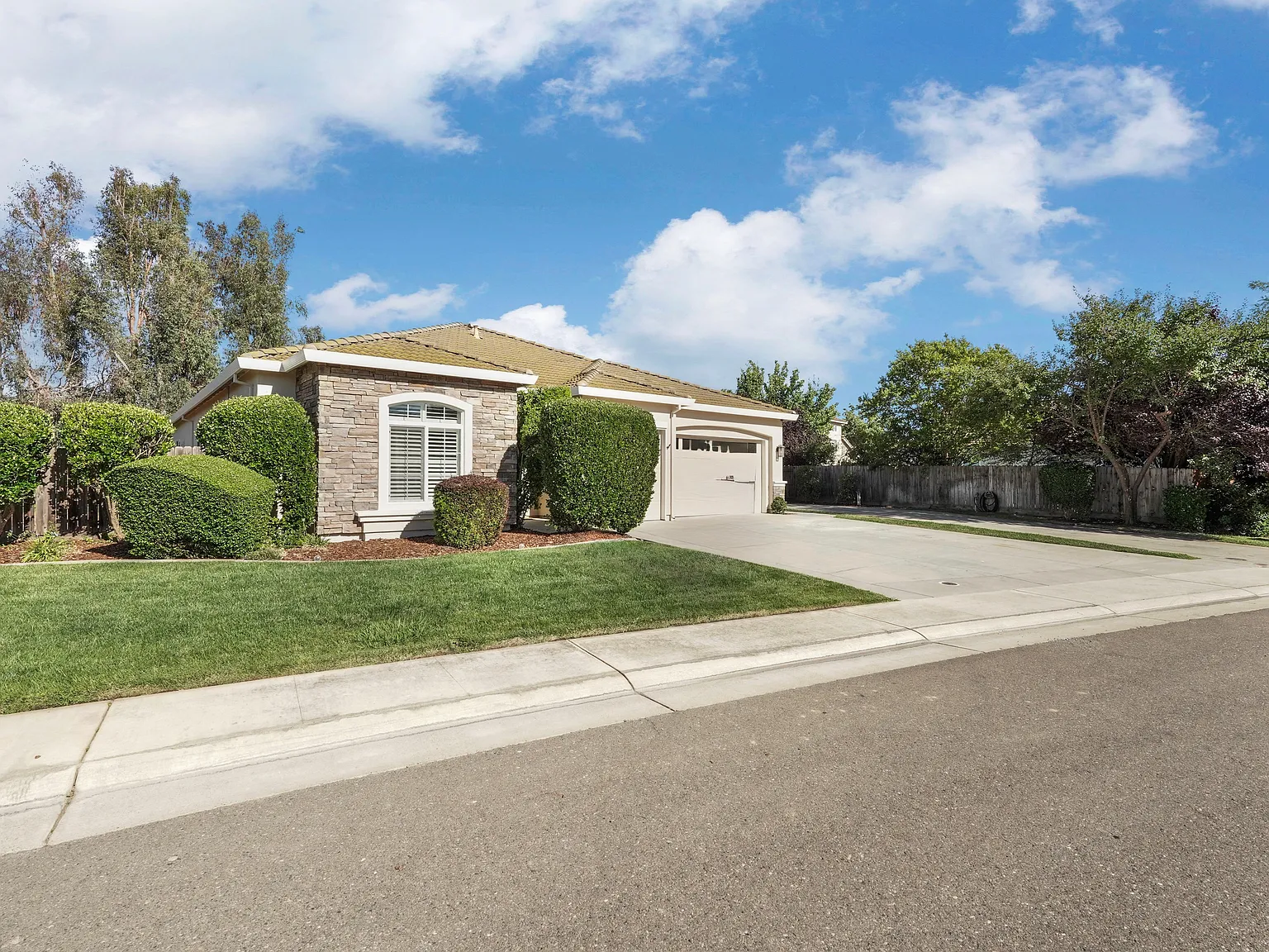 3 bed, 2350 sqft, $3,200 — Photo 3