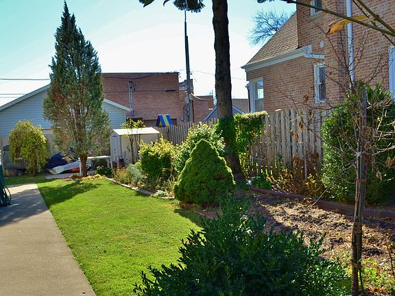 Yard w/ garden